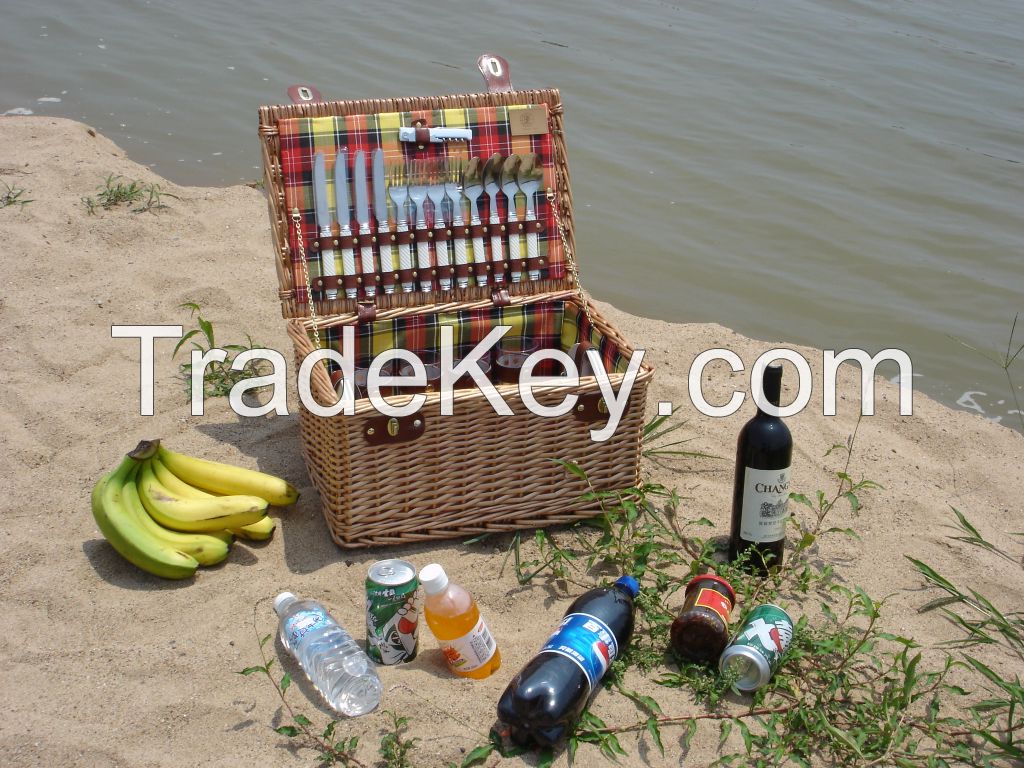 exquisite handweave wicker picnic basket with lining and lid and handle for 4 persons in autumn&fall