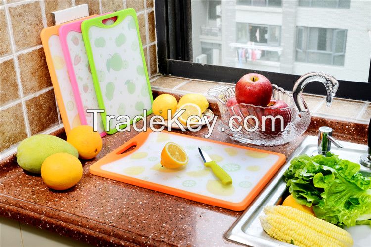 wholesale anti-slip flower colour  plastic cutting board with handle