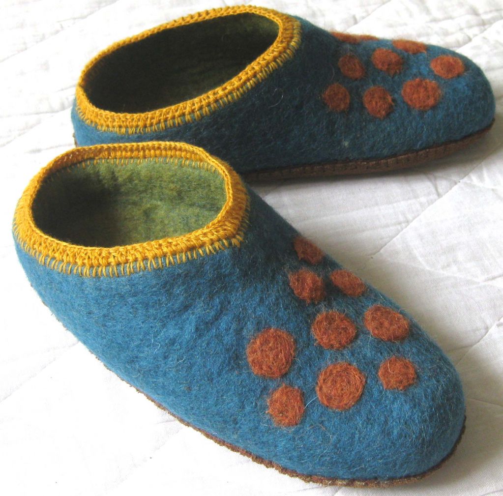 Felt shoes and slippers 