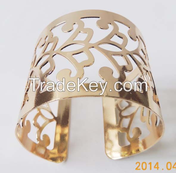 golden pierced pattern bracelet