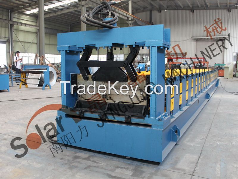 Self-lock roofing sheet roll forming machine