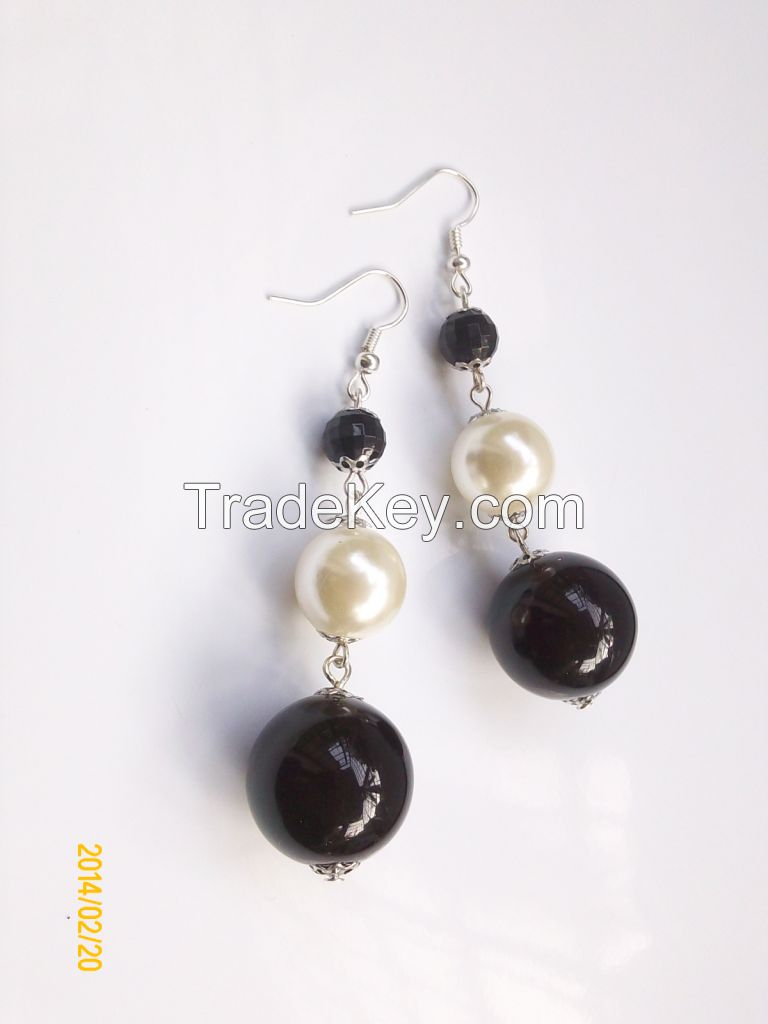 lovely handmade dangle feature round pearls in a graduated drop design 2.7" ER90