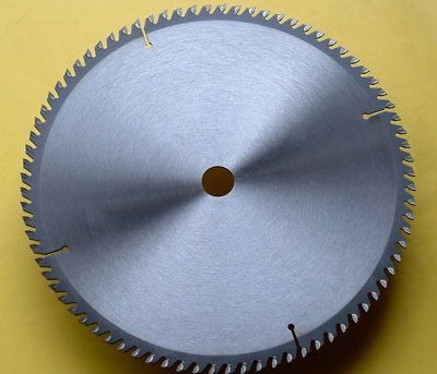 Circular saw blades with inlaid teeth