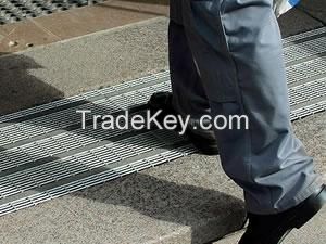 Anti-slip steel grating