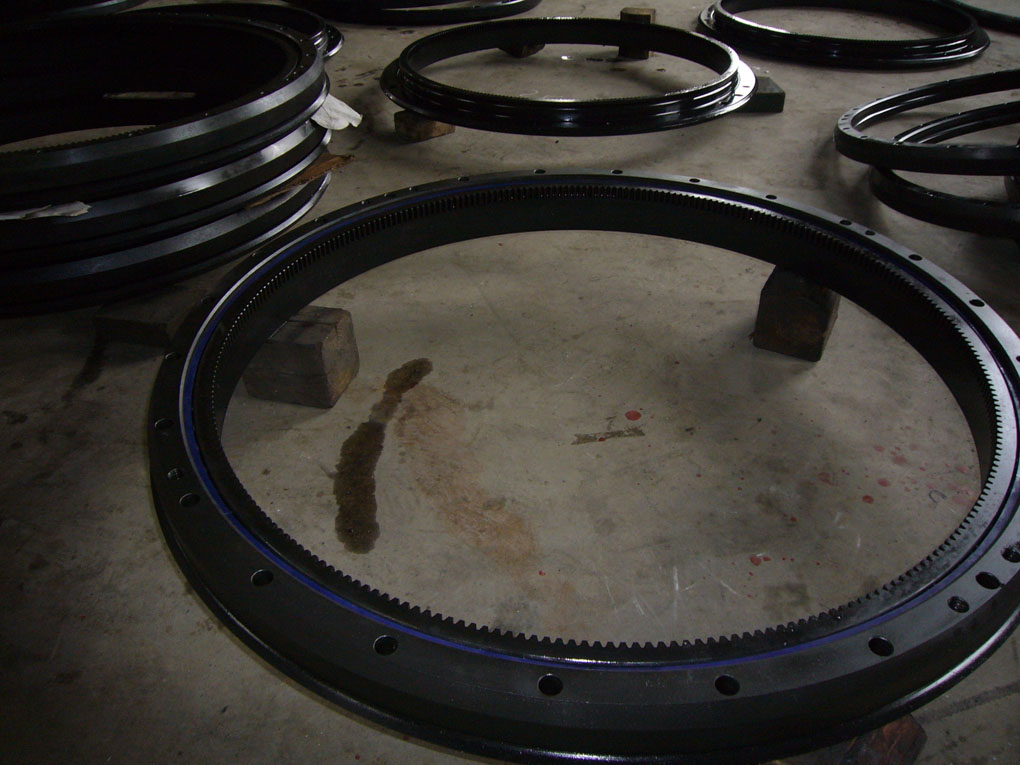 Tank slewing bearing