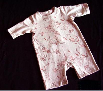 Organic baby clothes in natural dyes
