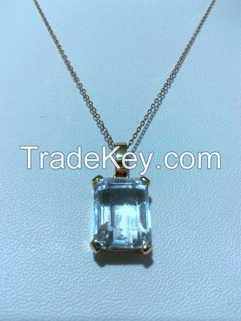 18 KT Gold pendant set with 1 Aquamarine,