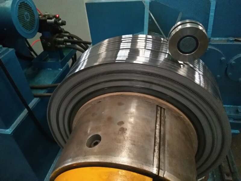 Strip precise rewinding machine