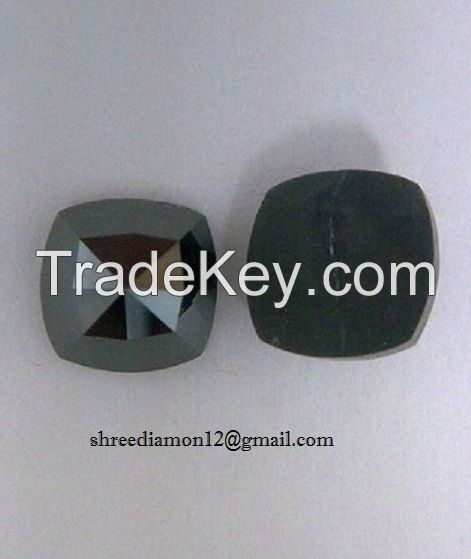 Loos black coshion cut diamond