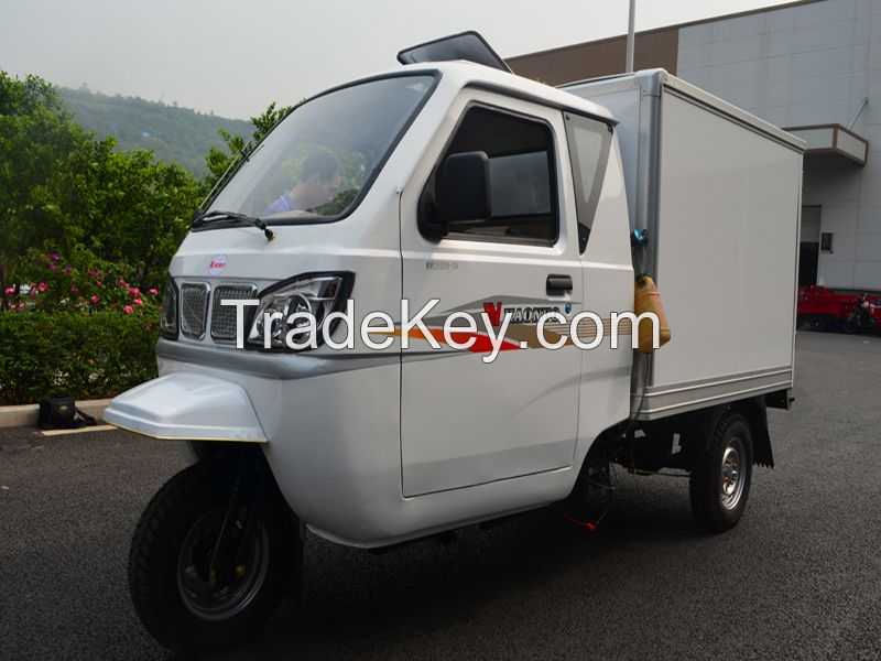 Closed cargo tricycle with cabin