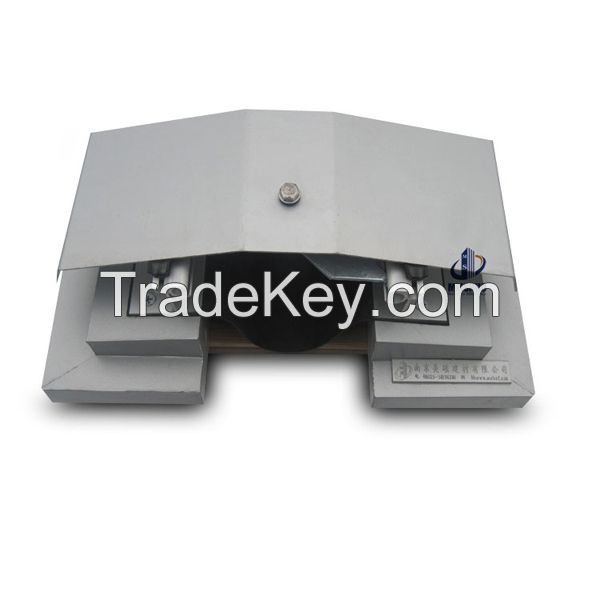 Weatherproof curved aluminum profile roof expansion joint installation for concrete building