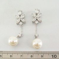 Alloy women's earring with pearl