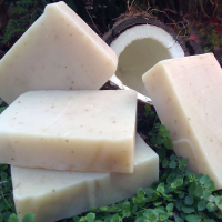 LUXURIOUS AND NATURAL COCONUT SOAP / SKIN-LOVING ESSENTIALS / GREAT PRICE / MADE IN VIETNAM