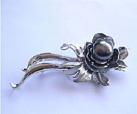 BROOCH  SLIVER WITH PEARL FROM TAHITI