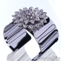 fashion stainless steel dazzling crystal flower cuff bracelet
