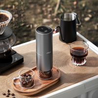 PSNKM10. Portable electric coffee bean grinder (on-board wireless charging grinding 25 cups / time, 5600 mAh lithium capacity, coffee bean capacity 25g, small mini charging automatic outdoor coffee bean grinding)