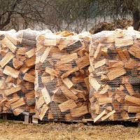 Good Quality Kiln Dried Split Firewood In Pallet Oak Firewood /Spruce And Birch Firewood Available In Stock