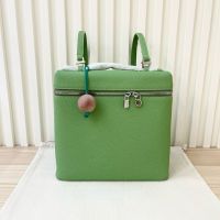 A fresh and eye-catching women's double-shoulder bag. It's in an apple green color, made of top-grain cowhide with a lychee texture pattern, and exudes a strong sense of fashion.