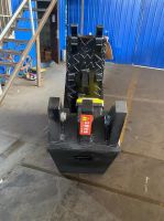 Selling XINPU hydraulic concrete crushing pliers.