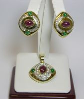 Set of Earrings and Pendant in 18 karat gold, Rubi, Emerald and Diamond