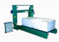 Horizontal cutting foam machine