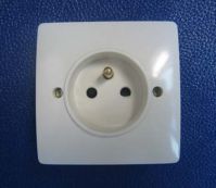 One-gang tri-polar child protection socket