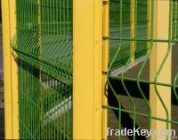 Curved wire mesh fence