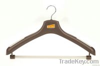plastic suit hanger with anti-slip bar
