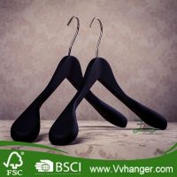 Elegent black anti-slip rubber coated solid wood clothes hanger wholesale with wide shouder LH030-1