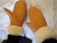 MITTENS OF DYED SHEEP SKINS