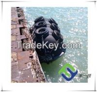 Pneumatic rubber fender with tire chain set