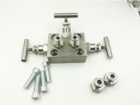 Three way valve manifold